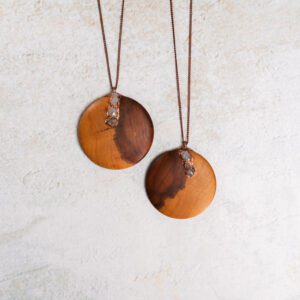 Alternative view of Houten hanger met plumosiet klein