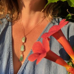 Alternative view of Driedelige hanger van chrysopraas