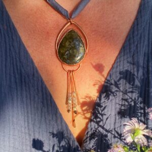 Alternative view of Grote labradoriet hanger