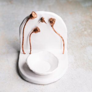 Alternative view of Schaaltje met klaproos en bij