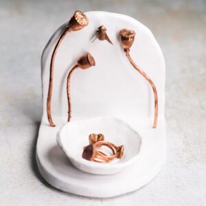 Schaaltje met klaproos en bij