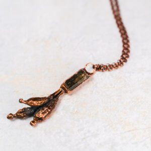 Alternative view of Halsketting met goudtopaas en goudpapaver