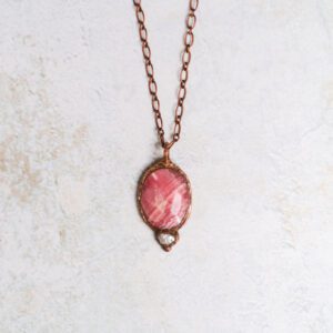 Rhodochrosiet met parel