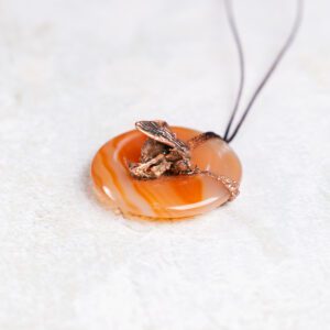 Alternative view of Agaatdonut met hommel