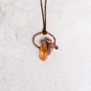 Tangerine quartz met honingbij