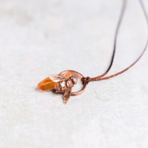 Alternative view of Tangerine quartz met honingbij