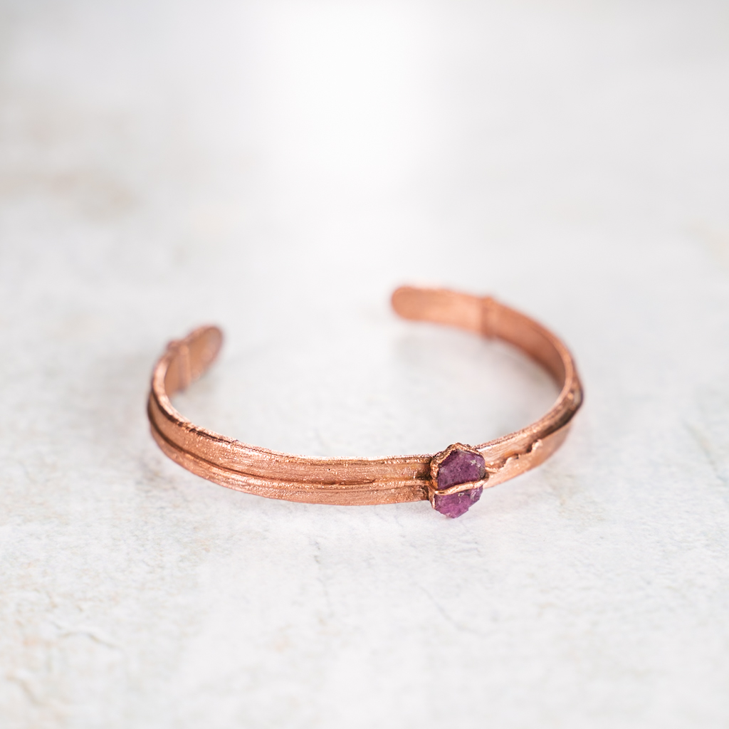 Armband met ruwe robijn