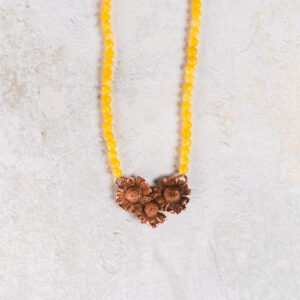 Halsketting met moederkruid bloemetjes geel