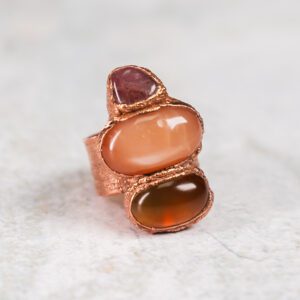 Grote ring met drie stenen