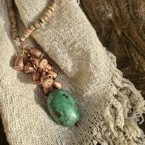 Alternative view of Howliet met klaproos bedeltjes