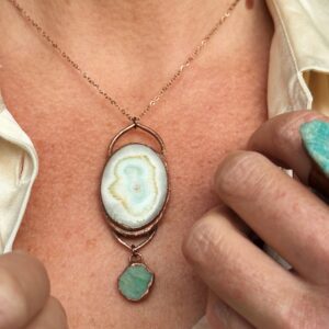 Alternative view of Chalcedoon hanger met smaragd