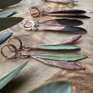 Alternative view of Oorbellen van olijfblad lang donker