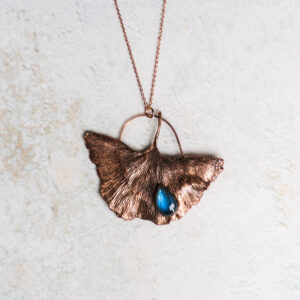 Hanger met ginkgo en labradoriet